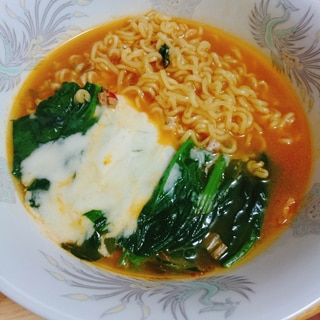 ほうれん草とチーズの辛ラーメン